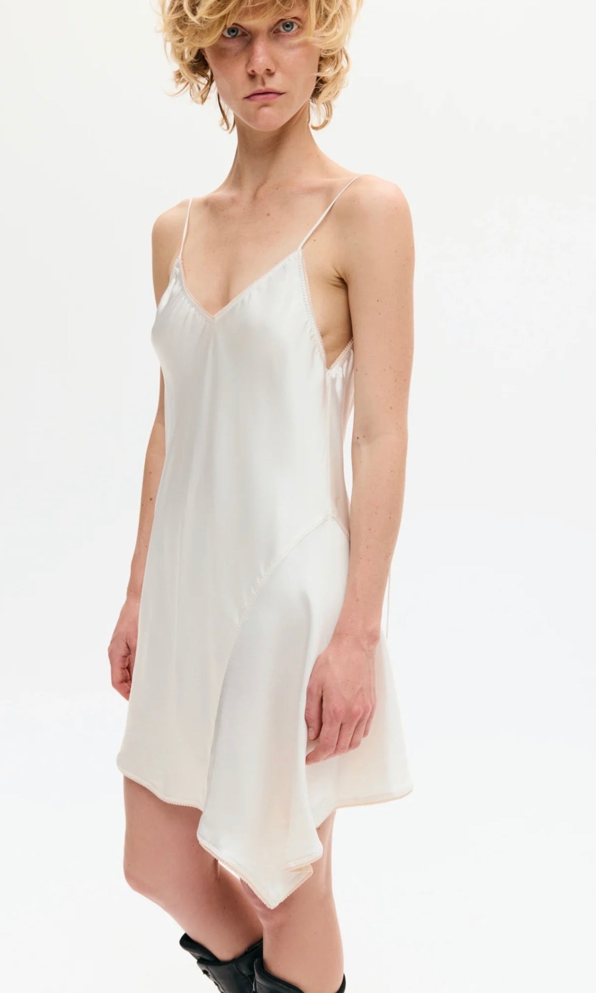 Сукня молочна